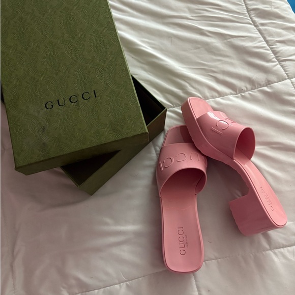 Gucci Pink Sandals Chic and Comfortable - Picture 1 of 3